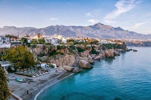 Nerja là một thành phố biển gần Malaga nổi tiếng với những căn nhà màu trắng đặc trưng. Nerja là một thành phố biển gần Malaga nổi tiếng với những căn nhà màu trắng đặc trưng.