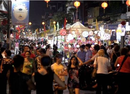 Thu hút rất đông người dân và khách du lịch Thu hút rất đông người dân và khách du lịch