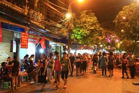 Phố ẩm thực Hàng Buồm mở cửa từ 19h30 đến 24h từ thứ sáu đến chủ nhật Phố ẩm thực Hàng Buồm mở cửa từ 19h30 đến 24h từ thứ sáu đến chủ nhật