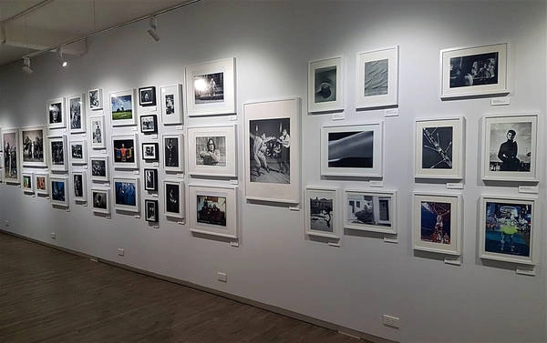 Tham quan House of Luice: Đây là một phòng trưng bày miễn phí, nằm gần bến tàu điện Ekkamai. Du khách có thể đến đây để xem các bức ảnh của các họa sỹ nổi tiếng như Steve McCurry và Elliott Erwitt. Địa điểm này được lập nên với mục đích giúp khuyến khích các tài năng nhiếp ảnh ở Thái Lan phát triển. Ảnh: Lonely Planet.