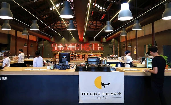 Tổ hợp Creative District: Công trình này được cải tạo từ tòa nhà cũ nằm tại quận Bang Rak. Đây là nơi có các cửa hàng, không gian làm việc, quán cà phê, các chương trình diễn thuyết và triển lãm. Sau khi tham quan nơi này, bạn có thể ghé thăm phòng trưng bày Fifty Years với các bộ sưu tập đồ cổ và các đồ tạo tác. Du khách đừng quên chụp ảnh cũng những bức tranh tường trước Đại sứ quán Bồ Đào Nha. Ảnh: Getty Images.