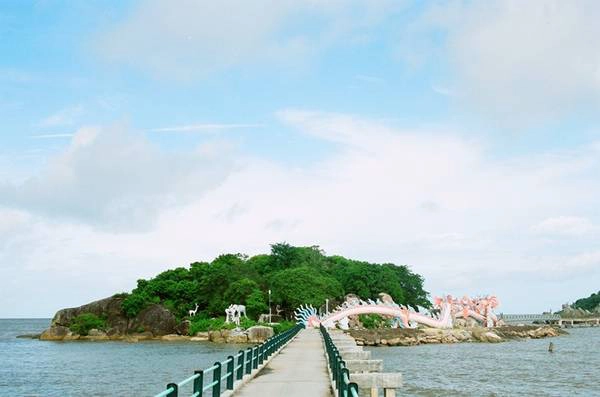 Hòn Đá Bạc. Ảnh: Nguyễn Xuân Tư.