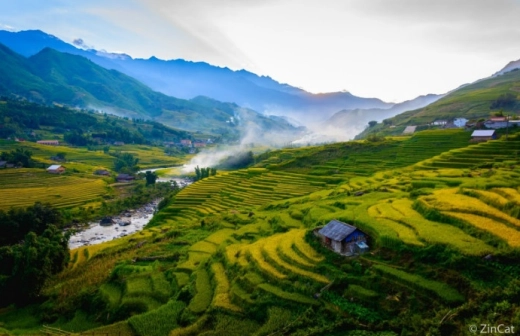 Những khung ruộng bậc thang bao la được điểm vài ngôi nhà nhỏ. 