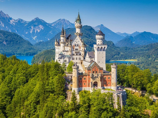 Lâu đài Neuschwanstein được xây dựng từ thế kỷ 19, nhìn ra dãy núi Bavarian Alps, nổi bật với những tòa tháp nhọn. Neuschwanstein được coi là nguồn cảm hứng chính để các nhà làm phim Disney tạo nên lâu đài trong phim hoạt hình Cinderella và Sleeping Beauty. Ảnh: Canadastock/Shutterstock.