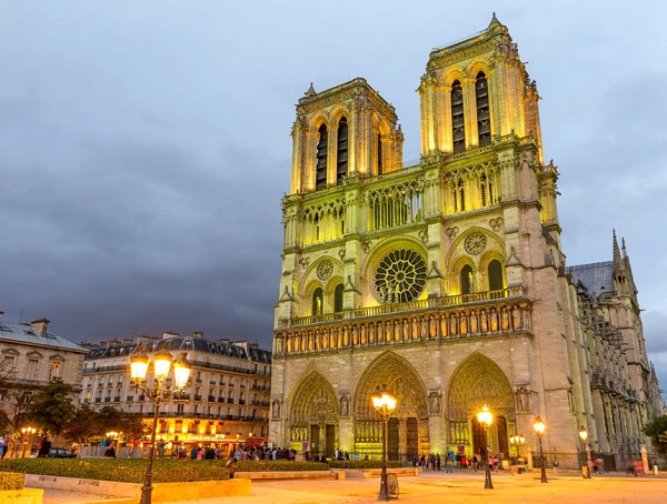 Nhà thờ Đức bà Paris cao gần 70 m và có 2 tháp là một trong những địa danh nổi tiếng nhất ở thủ đô nước Pháp. Năm 1966, các nhà làm phim hoạt hình Disney đã mô phỏng lại nhà thờ nổi tiếng này trong bộ phim The Hunchback of Notre Dame và là nơi người gù Quasimodo đã sống. Ảnh: Maziarz/Shutterstock.
