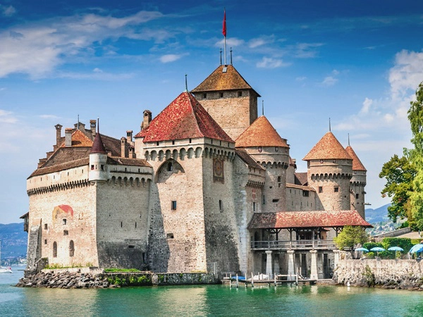 Lâu đài Chillon là pháo đài thời trung cổ nằm bên bờ hồ Geneva, Thụy Sĩ, được xây dựng năm 1150. Trong bộ phim The Little Mermaid của Disney, lâu đài của hoàng tử Eric có nhiều chi tiết được lấy cảm hứng từ lâu đài Chillon như màu sắc, pháo đài hay cây cầu đi lên từ mặt nước. Ảnh: Cge2010/Shutterstock.