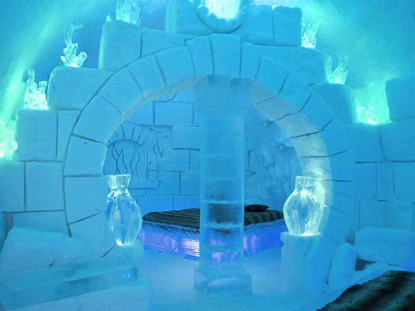 Khách sạn Hotel de Glace được xây dựng hoàn toàn bằng băng là điểm tham quan phổ biến ở Quebec, Canada vào mùa đông. Khách sạn có 45 phòng nghỉ, trong đó có phòng "Frozen" được trang trí với một người tuyết Olaf. Đạo diễn của bộ phim Frozen là Chris Buck và Jennifer Lee đã ghé thăm khách sạn để lấy ý tưởng trước khi bộ phim được phát hành. Bên cạnh đó, khi Frozen được công chiếu, khách sạn này còn hợp tác với Walt Disney Studios để tổ chức một buổi họp báo vào năm 2013. Ảnh: Serkan senturk/Shutterstock.