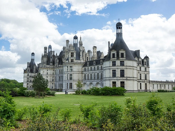 Lâu đài của quái thú trong cả 2 phiên bản năm 1991 và 2017 của Beauty and the Beast đều được lấy ý tưởng từ kiến trúc của Chateau de Chambord ở Pháp. Đây là một lâu đài thời kỳ Phục hưng, xây dựng vào thế kỷ 16, bao quanh lâu đài là khu vườn rộng lớn có diện tích hơn 2.200 ha và nhà máy rượu vang. Ngày nay, lâu đài là một địa điểm tổ chức tiệc cưới xa xỉ. Ảnh: Gumbao/Shutterstock.