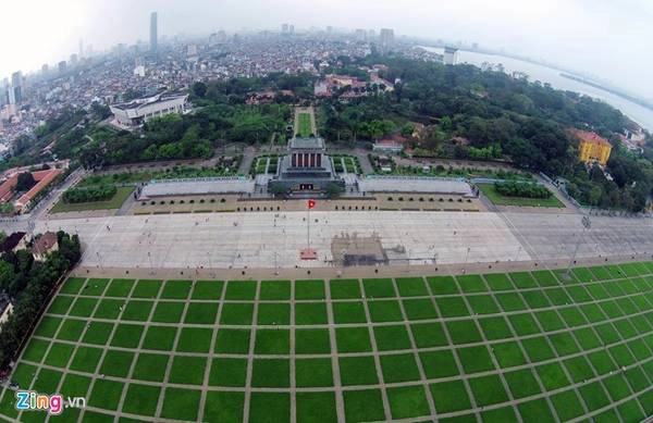 Lăng Chủ tịch Hồ Chí Minh được khởi công ngày 2/9/1973 tại vị trí của lễ đài cũ giữa quảng trường Ba Đình - nơi Bác Hồ đọc bản Tuyên ngôn độc lập. Ảnh: Mạnh Thắng. Lăng Chủ tịch Hồ Chí Minh được khởi công ngày 2/9/1973 tại vị trí của lễ đài cũ giữa quảng trường Ba Đình - nơi Bác Hồ đọc bản Tuyên ngôn độc lập. Ảnh: Mạnh Thắng.