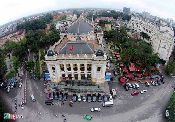 Nhà hát lớn Hà Nội tọa lạc trên quảng trường Cách Mạng Tháng Tám. Công trình là dấu ấn của thời kỳ Phục Hưng với hàng cột theo thức Ionic La Mã, hệ mái lợp ngói đá đen kỳ công. Ảnh: Mạnh Thắng. Nhà hát lớn Hà Nội tọa lạc trên quảng trường Cách Mạng Tháng Tám. Công trình là dấu ấn của thời kỳ Phục Hưng với hàng cột theo thức Ionic La Mã, hệ mái lợp ngói đá đen kỳ công. Ảnh: Mạnh Thắng.