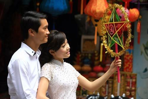 Phố Hàng Mã nằm trong phố cổ Hà Nội. Đây là nơi nổi tiếng với nghề thủ công truyền thống làm đồ mã. Vào mỗi dịp lễ lớn trong năm (Tết, Trung thu, Giáng sinh...), Hàng Mã lại được trang trí theo nhiều phong cách khác nhau và là điểm vui chơi của giới trẻ thủ đô. Ảnh: Lê Hiếu. Phố Hàng Mã nằm trong phố cổ Hà Nội. Đây là nơi nổi tiếng với nghề thủ công truyền thống làm đồ mã. Vào mỗi dịp lễ lớn trong năm (Tết, Trung thu, Giáng sinh...), Hàng Mã lại được trang trí theo nhiều phong cách khác nhau và là điểm vui chơi của giới trẻ thủ đô. Ảnh: Lê Hiếu.