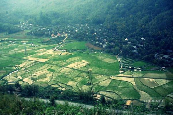 <strong>3. Thung lũng Mai Châu, Hòa Bình: </strong>Từ Hà Nội sau khi đi 70 km đến Hòa Bình, bạn sẽ mất thêm quãng đường 60 km để tới thung lũng Mai Châu, nơi có những cánh đồng lúa, thung lũng với rừng cây xanh lá, cảm giác yên bình đến kỳ lạ. Bạn có thể lựa chọn nghỉ ngơi tại những nhà sàn thoáng mát sạch sẽ của người dân địa phương, hay những khu nghỉ dưỡng sang trọng. Ảnh: Toidi.net.