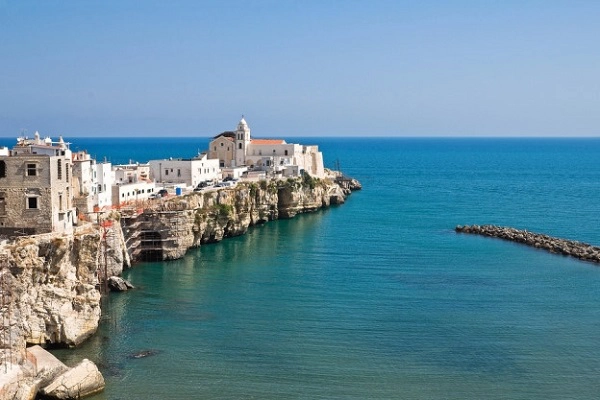 Gargano, Apulia, Italy: Công viên quốc gia Gargano ở Italy có những bãi biển cát dài, những khu rừng cây tuyệt đẹp là điểm đến lý tưởng trong mùa hè. Tuy nhiên, nơi đây vẫn ít được du khách nước ngoài biết đến và ghé thăm. Ảnh: Italymagazine.
