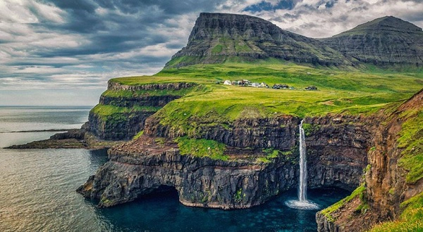 Quần đảo Faroe, Đan Mạch: Quần đảo Faroe là một vùng lãnh thổ tự trị của Đan Mạch. Không khí trong lành, các bãi biển hoang sơ, những vách đá thẳng đứng cùng nhiều ngọn núi xanh với thung lũng đẹp như tranh vẽ, mang đến bất ngờ cho bất cứ ai đặt chân đến đây. Ảnh: Travel and Leisure.