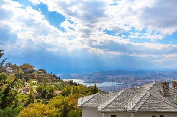 Pelion, Thessaly, Hy Lạp: Núi Pelion được cho là nơi các vị thần Olympus nghỉ ngơi trong mùa hè. Ngày nay, những con sông nhỏ, những ngôi làng lát đá và những khu vườn ô liu tràn xuống bên bờ vịnh lấp lánh ở nơi đây, vẫn luôn khiến du khách cảm nhận rằng Pelion giống như một vùng đất thần thoại. Bên cạnh đó, những cây cầu đá cổ hay các tòa lâu đài được xây dựng từ thế kỷ 19, nay đã được chuyển đổi thành khách sạn cũng là những yếu tố khiến nơi đây thêm phần cổ tích và huyền bí. Ảnh: Telegraph.