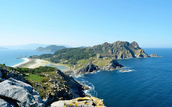 Quần đảo Cies, Galicia, Tây Ban Nha: Nằm ngoài bờ biển Galicia, quần đảo Cies là điểm đến hoàn hảo dành cho những người tìm kiếm sự yên tĩnh và thoải mái. Du khách ghé thăm nơi đây có thể đi bộ trên những con đường mòn và quan sát các loài động vật hoang dã. Quần đảo cũng là một phần của vườn Quốc gia Galicia Atlantic, có vùng đất và biển xung quanh được bảo vệ rất cao. Mỗi ngày, chỉ có khoảng 2.200 lượt du khách được ghé đến nơi đây. Bên cạnh đó, trong khu vực cũng không có khách sạn, chỉ có một khu cắm trại, và một số nhà hàng nhỏ. Ảnh: Passenger6a.