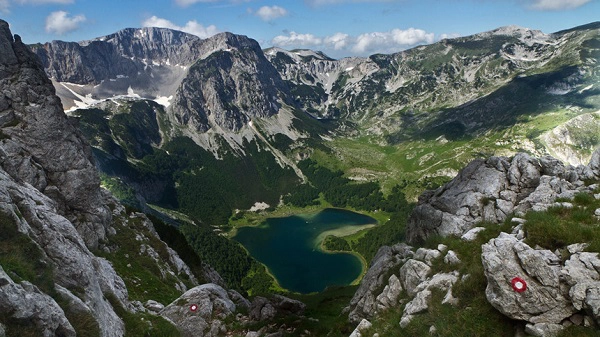 Vườn quốc gia Durmitor, Montenegro: Các đỉnh núi cao, hồ nước, rừng rậm và các hẻm núi trên sông là những gì đang chờ đợi du khách tới khám phá tại vườn quốc gia Durmitor của Montenegro. Ở đây, thời tiết dễ chịu quanh năm, trong đó tháng 12 đến tháng 3 là mùa trượt tuyết, còn mùa xuân, mùa hè và mùa thu là những thời điểm lý tưởng đến đi bộ hay chèo thuyền trên sông. Ảnh: Reddit.