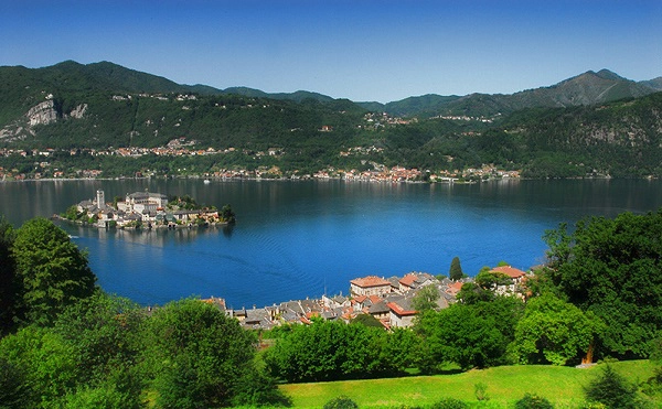Hồ Orta, Piedmont, Italy: Orta là một trong những hồ nước đẹp nhất Italy nhưng lại ít được biết đến, ngay cả đối với du khách trong nước. Ngay giữa hồ là một hòn đảo nhỏ với tên gọi Isola San Giulio, trên đảo có một nhà thờ La Mã được xây dựng từ thế kỷ XIX. Ảnh: Armeno-immobiliare.it.