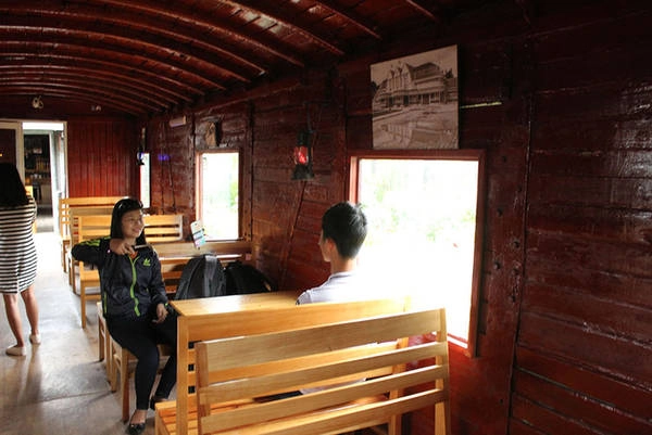 Toa xe được nhà ga cải tạo lại thành một quán cà phê mang đậm phong cách thơ mộng của Đà Lạt. Không gian được trưng bày khá đơn giản với những bức tranh phong cảnh, công trình kiến trúc nổi tiếng của Đà Lạt và những chiếc đèn măng-sông của hơn nửa thế kỷ trước. Toa xe được nhà ga cải tạo lại thành một quán cà phê mang đậm phong cách thơ mộng của Đà Lạt. Không gian được trưng bày khá đơn giản với những bức tranh phong cảnh, công trình kiến trúc nổi tiếng của Đà Lạt và những chiếc đèn măng-sông của hơn nửa thế kỷ trước.