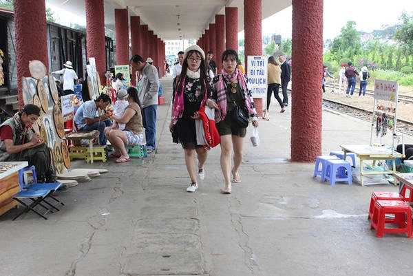 Bên trong sảnh chờ của nhà ga có trên 10 bàn chuyên vẽ chân dung, khắc chữ lên móc khoá hay viết tên lên hạt gạo, dán chữ nổi. Bên trong sảnh chờ của nhà ga có trên 10 bàn chuyên vẽ chân dung, khắc chữ lên móc khoá hay viết tên lên hạt gạo, dán chữ nổi.