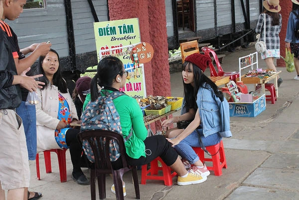 Không ít khách du lịch chấp nhận ngồi chờ cả nửa giờ để được sở hữu những thứ theo ý thích của riêng mình. Điều quan trọng của người làm nghề này là phải có óc thẩm mỹ, sáng tạo, chữ viết đẹp và mắt sáng vì có những công đoạn rất tỉ mỉ, phải sử dụng dụng cụ, vật liệu nhỏ li ti. Theo những “nghệ nhân’’ tại đây, thu nhập của họ tuỳ theo mùa du lịch nhưng cũng tạm đủ sống chứ không dư dật đáng kể, theo nghề vì đam mê là chính. Không ít khách du lịch chấp nhận ngồi chờ cả nửa giờ để được sở hữu những thứ theo ý thích của riêng mình. Điều quan trọng của người làm nghề này là phải có óc thẩm mỹ, sáng tạo, chữ viết đẹp và mắt sáng vì có những công đoạn rất tỉ mỉ, phải sử dụng dụng cụ, vật liệu nhỏ li ti. Theo những “nghệ nhân’’ tại đây, thu nhập của họ tuỳ theo mùa du lịch nhưng cũng tạm đủ sống chứ không dư dật đáng kể, theo nghề vì đam mê là chính.