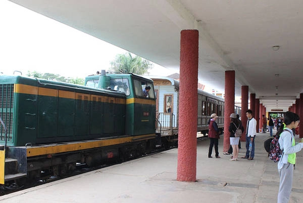 Tuy các dịch vụ khá đa dạng và hấp dẫn nhưng nhiều khách du lịch cho rằng, nhà ga bố trí những bàn dịch vụ viết, vẽ ngay tại vị trí lên xuống tàu là không hơp lý, rất chật chội mỗi khi có chuyến tàu đi hoặc đến. Tuy các dịch vụ khá đa dạng và hấp dẫn nhưng nhiều khách du lịch cho rằng, nhà ga bố trí những bàn dịch vụ viết, vẽ ngay tại vị trí lên xuống tàu là không hơp lý, rất chật chội mỗi khi có chuyến tàu đi hoặc đến.