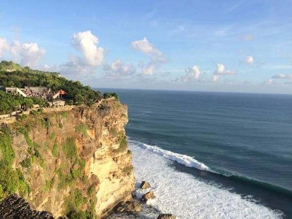 Đón hoàng hôn ở Uluwatu là một trải nghiêm không thể quên. 