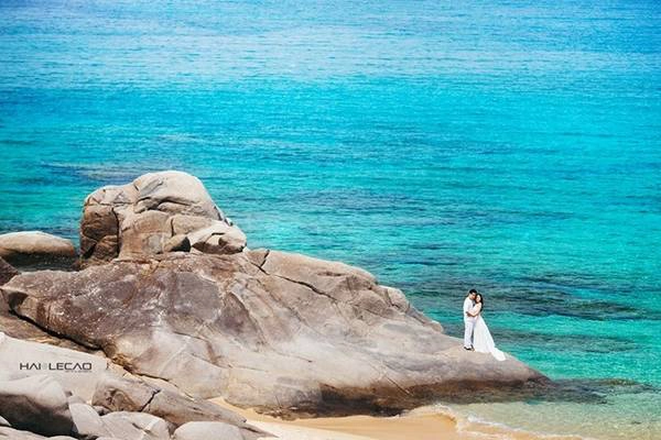 Màu nước biển của Cam Ranh dưới bầu trời xanh trong vắt lại càng trở nên xanh mượt mà đẹp hơn bao giờ hết. Vì thế, khi chụp ảnh cưới ở Cam Ranh, bất cứ nơi nào cũng lên hình đẹp đến ngây ngất. Màu nước biển của Cam Ranh dưới bầu trời xanh trong vắt lại càng trở nên xanh mượt mà đẹp hơn bao giờ hết. Vì thế, khi chụp ảnh cưới ở Cam Ranh, bất cứ nơi nào cũng lên hình đẹp đến ngây ngất.