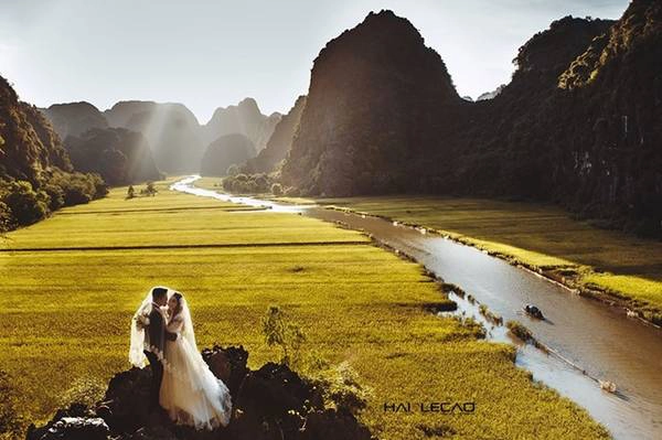 Tam Cốc - Bích Động (Ninh Bình) nổi tiếng với những cánh đồng bát ngát bên dòng sông Ngô Đồng. Mùa đẹp nhất của Tam Cốc - Bích Động là khi những cánh đồng lúa xanh xen lẫn lúa chín vàng tạo lên những mảng màu ấn tượng. Tam Cốc - Bích Động (Ninh Bình) nổi tiếng với những cánh đồng bát ngát bên dòng sông Ngô Đồng. Mùa đẹp nhất của Tam Cốc - Bích Động là khi những cánh đồng lúa xanh xen lẫn lúa chín vàng tạo lên những mảng màu ấn tượng.