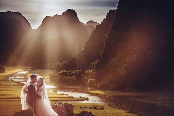 Để ghi lại được bao quát cảnh lúa và những con thuyền nhẹ nhàng trên dòng sông, cô dấu chú rể và cả ê-kíp phải leo lên một ngon núi cao và khá nguy hiểm. Tuy nhiên, đến nơi, bạn có thể thấy tất cả công sức bỏ ra đều xứng đáng. Để ghi lại được bao quát cảnh lúa và những con thuyền nhẹ nhàng trên dòng sông, cô dấu chú rể và cả ê-kíp phải leo lên một ngon núi cao và khá nguy hiểm. Tuy nhiên, đến nơi, bạn có thể thấy tất cả công sức bỏ ra đều xứng đáng.