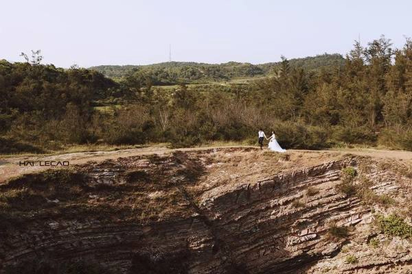 Đảo Cô Tô (Quảng Ninh) với biển xanh, cát trắng, nắng vàng từ lâu đã là địa điểm chụp ảnh cưới yêu thích của nhiều cặp uyên ương. Khung cảnh thiên nhiên hữu tình bao la, vắng vẻ sẽ giúp cô dâu chú rể tự do tạo dáng, thể hiện cảm xúc, tạo nên bộ ảnh cưới thật đẹp và đong đầy hạnh phúc. Đảo Cô Tô (Quảng Ninh) với biển xanh, cát trắng, nắng vàng từ lâu đã là địa điểm chụp ảnh cưới yêu thích của nhiều cặp uyên ương. Khung cảnh thiên nhiên hữu tình bao la, vắng vẻ sẽ giúp cô dâu chú rể tự do tạo dáng, thể hiện cảm xúc, tạo nên bộ ảnh cưới thật đẹp và đong đầy hạnh phúc.