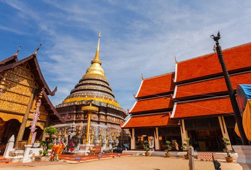 Tại Thái Lan, Chiang Mai là một trong những điểm đến luôn tấp nập du khách, trong khi đó Lampang, nơi cách Chiang Mai có một giờ đi xe lại khá thưa thớt. Theo đánh giá của Mark Wines, một bloger chuyên về ẩm thực du lịch, các món ăn ở Lampang rất ngon, người dân thân thiện. Còn tại những khu du lịch đông đúc ở Chiang Mai, người bản địa khá lạnh nhạt và giao thông không tốt. Tại Thái Lan, Chiang Mai là một trong những điểm đến luôn tấp nập du khách, trong khi đó Lampang, nơi cách Chiang Mai có một giờ đi xe lại khá thưa thớt. Theo đánh giá của Mark Wines, một bloger chuyên về ẩm thực du lịch, các món ăn ở Lampang rất ngon, người dân thân thiện. Còn tại những khu du lịch đông đúc ở Chiang Mai, người bản địa khá lạnh nhạt và giao thông không tốt.