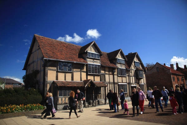 Du khách tham quan ngôi nhà của đại văn hào Shakespeares ở Stratford-Upon-Avon - Ảnh: classicfm Du khách tham quan ngôi nhà của đại văn hào Shakespeares ở Stratford-Upon-Avon - Ảnh: classicfm