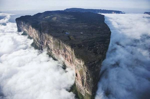 Đỉnh núi Roraima huyền ảo trong mây - Ảnh: wp Đỉnh núi Roraima huyền ảo trong mây - Ảnh: wp