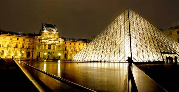Bảo tàng Louvre lung linh trong đêm. Ảnh: famouswonders.com Bảo tàng Louvre lung linh trong đêm. Ảnh: famouswonders.com