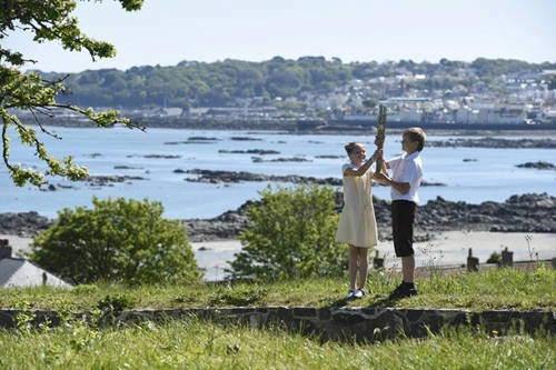 Đứng thứ 3 trong danh sách là Guernsey, một hòn đảo nhỏ nằm ngoài khơi bờ biển Normandy. Do dân số ít 65.150 người, nên nơi đây dù chỉ có 1 tỷ phú nhưng vẫn được tính là điểm đến có bình quân tỷ phú trên đầu người cao thứ 3 thế giới. Đứng thứ 3 trong danh sách là Guernsey, một hòn đảo nhỏ nằm ngoài khơi bờ biển Normandy. Do dân số ít 65.150 người, nên nơi đây dù chỉ có 1 tỷ phú nhưng vẫn được tính là điểm đến có bình quân tỷ phú trên đầu người cao thứ 3 thế giới.