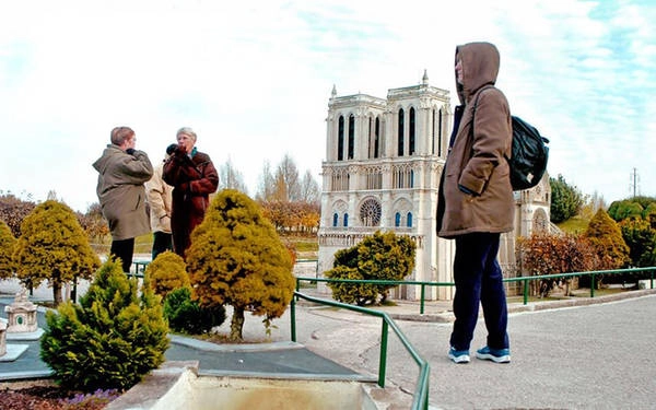 Nước Pháp Thu Nhỏ Khi bạn chiêm ngưỡng tháp Eiffel đứng cạnh lâu đài Chambord nổi tiếng, và ngay cạnh đó là cung điện Versaille, điều đó chắc chắn rằng bạn đang có mặt tại France Miniature (Nước Pháp thu nhỏ), một điểm đến nằm ngay ngoại ô Paris. Đây là nơi mà bạn có thể cùng lúc chiêm ngưỡng nhiều công trình nổi tiếng của nước Pháp. Nước Pháp Thu Nhỏ Khi bạn chiêm ngưỡng tháp Eiffel đứng cạnh lâu đài Chambord nổi tiếng, và ngay cạnh đó là cung điện Versaille, điều đó chắc chắn rằng bạn đang có mặt tại France Miniature (Nước Pháp thu nhỏ), một điểm đến nằm ngay ngoại ô Paris. Đây là nơi mà bạn có thể cùng lúc chiêm ngưỡng nhiều công trình nổi tiếng của nước Pháp.