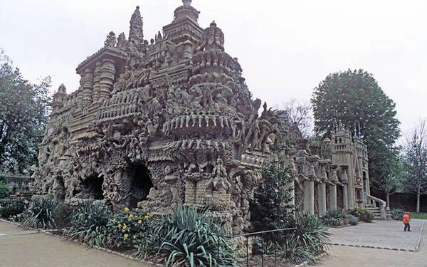 Cung điện Palais Idéal Đây là kiệt tác đầy tâm huyết của Ferdinand Cheval, một người đưa thư đã nhẫn nại trong suốt 33 năm, thu thập hàng nghìn viên sỏi và tạo nên kiệt tác này. Cung điện Palais Idéal Đây là kiệt tác đầy tâm huyết của Ferdinand Cheval, một người đưa thư đã nhẫn nại trong suốt 33 năm, thu thập hàng nghìn viên sỏi và tạo nên kiệt tác này.