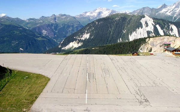 Sân bay Courchevel Sân bay Courchevel (nằm ở thị trấn trượt tuyết nổi tiếng cùng tên) được coi là một trong những sân bay gây đau tim nhất thế giới, khi đường băng của nó chỉ dài khoảng 536 m và khá dốc. Phi công phải có giấy phép đặc biệt mới được phép hạ cánh tại đây. Sân bay Courchevel Sân bay Courchevel (nằm ở thị trấn trượt tuyết nổi tiếng cùng tên) được coi là một trong những sân bay gây đau tim nhất thế giới, khi đường băng của nó chỉ dài khoảng 536 m và khá dốc. Phi công phải có giấy phép đặc biệt mới được phép hạ cánh tại đây.