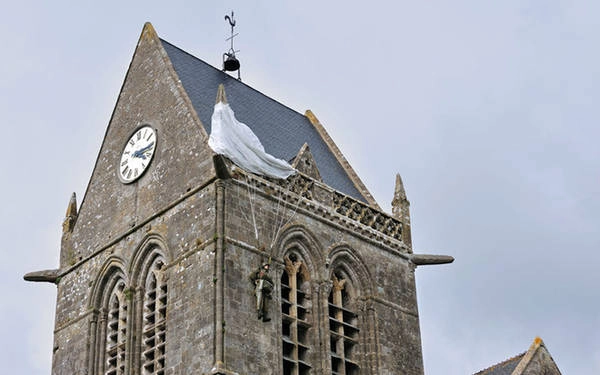 Tượng John Steele mắc kẹt trên nóc nhà thờ Trên nóc nhà thờ ở Ste Mère Eglise, Normandy là bức tượng người lính Mỹ nhảy dù có tên John Steele và chiếc dù của anh bị mắc kẹt. Công trình này nhằm kỷ niệm ngày D-Day năm 1944 (ngày Đồng minh bắt đầu chiến dịch đổ bộ lên bãi biển Normandy, nay thành ngày kỷ niệm lớn tại Pháp). Tượng John Steele mắc kẹt trên nóc nhà thờ Trên nóc nhà thờ ở Ste Mère Eglise, Normandy là bức tượng người lính Mỹ nhảy dù có tên John Steele và chiếc dù của anh bị mắc kẹt. Công trình này nhằm kỷ niệm ngày D-Day năm 1944 (ngày Đồng minh bắt đầu chiến dịch đổ bộ lên bãi biển Normandy, nay thành ngày kỷ niệm lớn tại Pháp).