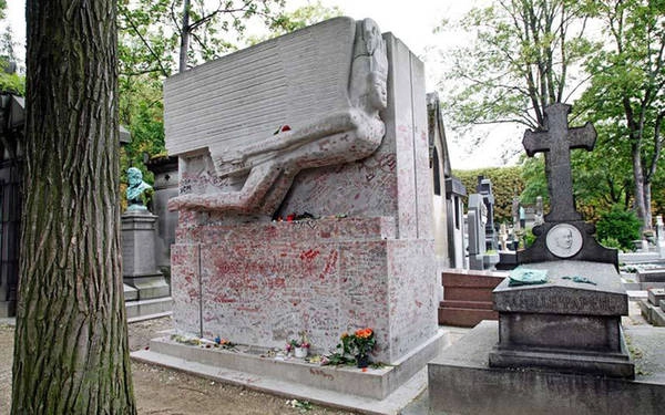 Lăng mộ của những nụ hôn Lăng mộ của Oscar Wilde là điểm đến ưa thích với du khách và rất nhiều người trong số họ đã để lại một vết son trên bức tường ngôi mộ làm kỷ niệm. Một phần trong số đó muốn thể hiện sự yêu mến đối với đại văn hào. Lăng mộ của những nụ hôn Lăng mộ của Oscar Wilde là điểm đến ưa thích với du khách và rất nhiều người trong số họ đã để lại một vết son trên bức tường ngôi mộ làm kỷ niệm. Một phần trong số đó muốn thể hiện sự yêu mến đối với đại văn hào.