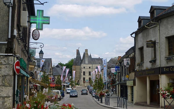 Quê nhà của người Scotland Aubigny-sur-Nère là một xã thuộc tỉnh Cher trong vùng Centre-Val de Loire miền trung nước Pháp. Năm 1419, John Stewart, một hậu duệ của nhà Stuarts (gia tộc hoàng gia ở châu Âu), đã mang theo một đội quân lớn những người lính Scotland tới đây để chiến đấu cho vua Charles VII. Nhờ đó, ông được trao tặng nhiều danh hiệu và quyền cai trị Aubigny. Dòng họ nhà Stuart đã ở đây 400 năm và ngày nay, thị trấn xinh đẹp này là điểm đến hút khách của những người Scotland và Anh khi du lịch Pháp. Quê nhà của người Scotland Aubigny-sur-Nère là một xã thuộc tỉnh Cher trong vùng Centre-Val de Loire miền trung nước Pháp. Năm 1419, John Stewart, một hậu duệ của nhà Stuarts (gia tộc hoàng gia ở châu Âu), đã mang theo một đội quân lớn những người lính Scotland tới đây để chiến đấu cho vua Charles VII. Nhờ đó, ông được trao tặng nhiều danh hiệu và quyền cai trị Aubigny. Dòng họ nhà Stuart đã ở đây 400 năm và ngày nay, thị trấn xinh đẹp này là điểm đến hút khách của những người Scotland và Anh khi du lịch Pháp.