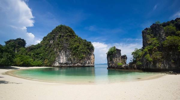 Hong là hệ thống hang mở tráng lệ và kỳ bí ẩn mình dưới các hòn đảo đá vôi ở biển Andaman nước trong như ngọc. Nằm rải rác từ Phang Nga Bay và tỉnh Krabi, du khách chỉ có thể đến các đảo Hong khi thủy triều xuống bằng ca nô hoặc thuyền đuôi dài. Mỗi đảo Hong lại vô cùng đặc biệt với hệ thống sinh thái, thực vật và động vật như chim, cá, khỉ. Ảnh: pictures11.ru. Hong là hệ thống hang mở tráng lệ và kỳ bí ẩn mình dưới các hòn đảo đá vôi ở biển Andaman nước trong như ngọc. Nằm rải rác từ Phang Nga Bay và tỉnh Krabi, du khách chỉ có thể đến các đảo Hong khi thủy triều xuống bằng ca nô hoặc thuyền đuôi dài. Mỗi đảo Hong lại vô cùng đặc biệt với hệ thống sinh thái, thực vật và động vật như chim, cá, khỉ. Ảnh: pictures11.ru.