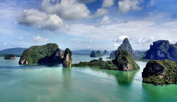 Phang Nga : Đặc biệt nổi tiếng trong giới yêu thích đảo đá vôi, vịnh Phang Nga là thiên đường, với khoảng 40 hòn đảo lớn nhỏ sở hữu các cột đá vôi đủ hình thù kì dị, thậm chí cao tới 400 m. Với những ai yêu thích điệp viên 007, vịnh Phang Nga còn là điểm đến lý tưởng bởi lẽ bối cảnh một trong các bộ phim về James Bond được quay tại Ko Tapu, hiện còn được gọi là đảo James Bond. Ảnh: Aleenta. Phang Nga : Đặc biệt nổi tiếng trong giới yêu thích đảo đá vôi, vịnh Phang Nga là thiên đường, với khoảng 40 hòn đảo lớn nhỏ sở hữu các cột đá vôi đủ hình thù kì dị, thậm chí cao tới 400 m. Với những ai yêu thích điệp viên 007, vịnh Phang Nga còn là điểm đến lý tưởng bởi lẽ bối cảnh một trong các bộ phim về James Bond được quay tại Ko Tapu, hiện còn được gọi là đảo James Bond. Ảnh: Aleenta.