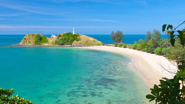 Koh Lanta: Hòn đảo có cái tên mang ý nghĩa “Hòn đảo sở hữu bãi biển dài” là địa điểm còn giữ nguyên nét hấp dẫn tự nhiên. Tuy vậy, nơi đây đang dần được biết đến nhiều hơn với du khách. Để đáp ứng nhu cầu, khu vực tây bắc đảo đã trở thành một trung tâm du lịch sầm uất, với ánh đèn neon, tiệm xăm mình và các cửa hàng may đo. Bạn vẫn có thể đến gần thiên nhiên nơi đây khi hòa mình vào làn nước biển trong xanh hay đến thăm công viên quốc gia tại vịnh Waterfall, vịnh Bamboo. Ảnh: travels.kilroy. Koh Lanta: Hòn đảo có cái tên mang ý nghĩa “Hòn đảo sở hữu bãi biển dài” là địa điểm còn giữ nguyên nét hấp dẫn tự nhiên. Tuy vậy, nơi đây đang dần được biết đến nhiều hơn với du khách. Để đáp ứng nhu cầu, khu vực tây bắc đảo đã trở thành một trung tâm du lịch sầm uất, với ánh đèn neon, tiệm xăm mình và các cửa hàng may đo. Bạn vẫn có thể đến gần thiên nhiên nơi đây khi hòa mình vào làn nước biển trong xanh hay đến thăm công viên quốc gia tại vịnh Waterfall, vịnh Bamboo. Ảnh: travels.kilroy.