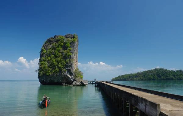Ko Tarutao là một trong số 51 hòn đảo thuộc quần đảo Công viên Hải dương Quốc gia Tarutao. Hòn đảo này có đủ loại nhà nghỉ, nơi cắm trại. Du khách đến đây có thể tận hưởng bầu không khí yên bình, trong lành, ngắm nhìn những ngọn núi đá vôi lởm chởm. Ngoài ra, bạn còn có cơ hội chiêm ngưỡng những loài động vật quý hiếm, đặc biệt khi đi đến phía tây đảo, nơi các chú rùa biển to lớn thường xuất hiện. Ảnh: Flickr. Ko Tarutao là một trong số 51 hòn đảo thuộc quần đảo Công viên Hải dương Quốc gia Tarutao. Hòn đảo này có đủ loại nhà nghỉ, nơi cắm trại. Du khách đến đây có thể tận hưởng bầu không khí yên bình, trong lành, ngắm nhìn những ngọn núi đá vôi lởm chởm. Ngoài ra, bạn còn có cơ hội chiêm ngưỡng những loài động vật quý hiếm, đặc biệt khi đi đến phía tây đảo, nơi các chú rùa biển to lớn thường xuất hiện. Ảnh: Flickr.