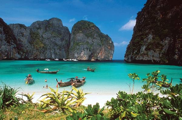Ko Phi Phi là một quần đảo nhỏ thuộc tỉnh Krabi. Trong đó, Ko Phi Phi Don là hòn đảo lớn nhất, cũng là nơi duy nhất có người định cư lâu dài. Ko Phi Phi Leh nhỏ bé hơn, lại nổi tiếng vì từng là bối cảnh cho bộ phim “The Beach” do tài tử Leonardo DiCaprio đóng vai chính. Ko Phi Phi từng bị tàn phá nghiêm trọng trong trận sóng thần tháng 12/2014. Tuy nhiên, quần đảo đã hồi sinh và nhiều quy định được ban hành nhằm hạn chế chiều cao khách sạn, các tòa nhà khác nhằm lưu giữ vẻ đẹp tự nhiên nơi đây. Ảnh: foundtheworld. Ko Phi Phi là một quần đảo nhỏ thuộc tỉnh Krabi. Trong đó, Ko Phi Phi Don là hòn đảo lớn nhất, cũng là nơi duy nhất có người định cư lâu dài. Ko Phi Phi Leh nhỏ bé hơn, lại nổi tiếng vì từng là bối cảnh cho bộ phim “The Beach” do tài tử Leonardo DiCaprio đóng vai chính. Ko Phi Phi từng bị tàn phá nghiêm trọng trong trận sóng thần tháng 12/2014. Tuy nhiên, quần đảo đã hồi sinh và nhiều quy định được ban hành nhằm hạn chế chiều cao khách sạn, các tòa nhà khác nhằm lưu giữ vẻ đẹp tự nhiên nơi đây. Ảnh: foundtheworld.