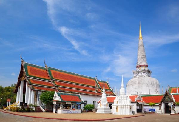 Nakhon Si Thammarat là một trong những thành phố lâu đời nhất phía nam Thái Lan. Dù vậy, ngoài những khu phố cổ quyến rũ, nơi đây vẫn sở hữu một thị trấn “hiện đại” nhưng không mấy nổi bật. Đây được xem là thủ đô của tôn giáo và thường tổ chức nhiều lễ hội náo nhiệt. Wat Phra Mahathat, ngôi đền cổ đã qua 1000 năm tuổi, là nơi lưu giữ xá lợi Phật Thích Ca trong hũ chedi lớn mang về từ Sri Lanka, nơi người ta tin rằng Đức Phật đã từng đặt chân qua trước khi đến Thái Lan. Do vậy, đây được xem là một địa điểm hành hương quan trọng của Phật tử Thái Lan. Ảnh: gbtimes. Nakhon Si Thammarat là một trong những thành phố lâu đời nhất phía nam Thái Lan. Dù vậy, ngoài những khu phố cổ quyến rũ, nơi đây vẫn sở hữu một thị trấn “hiện đại” nhưng không mấy nổi bật. Đây được xem là thủ đô của tôn giáo và thường tổ chức nhiều lễ hội náo nhiệt. Wat Phra Mahathat, ngôi đền cổ đã qua 1000 năm tuổi, là nơi lưu giữ xá lợi Phật Thích Ca trong hũ chedi lớn mang về từ Sri Lanka, nơi người ta tin rằng Đức Phật đã từng đặt chân qua trước khi đến Thái Lan. Do vậy, đây được xem là một địa điểm hành hương quan trọng của Phật tử Thái Lan. Ảnh: gbtimes.