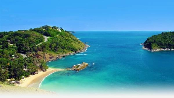 Phuket: Giấc mơ về một thiên đường thư giãn miền nhiệt đới sẽ trở thành hiện thực tại Phuket. Có hình dạng tựa như một viên ngọc, rộng 21 km, dài 48km, Phuket cũng là hòn đảo lớn nhất của Thái Lan. Đây là nơi của những đồi núi xanh mướt, rặng dừa, đồn điền cao su và tất nhiên những bãi biển mê hồn. Ảnh: transasiavacation. Phuket: Giấc mơ về một thiên đường thư giãn miền nhiệt đới sẽ trở thành hiện thực tại Phuket. Có hình dạng tựa như một viên ngọc, rộng 21 km, dài 48km, Phuket cũng là hòn đảo lớn nhất của Thái Lan. Đây là nơi của những đồi núi xanh mướt, rặng dừa, đồn điền cao su và tất nhiên những bãi biển mê hồn. Ảnh: transasiavacation.