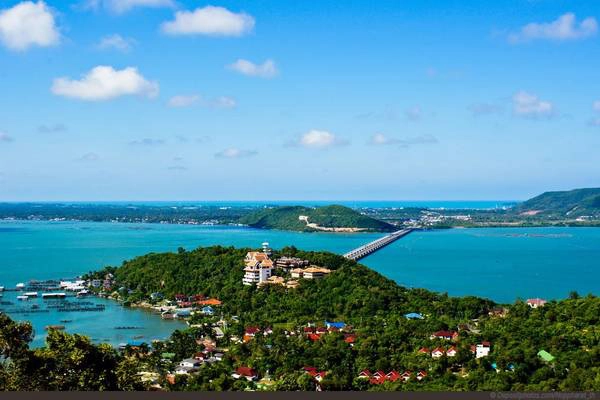 Songkhla: Cách thủ đô Bangkok 950 km, Songkhla phát triển đánh bắt hải sản, có bãi biển Samila đáng yêu và hồ Great SongKhla, nơi tọa lạc của công viên thủy cầm Khu Khut với140 loài chim khác nhau. Songkhla là một trong những thị trấn du lịch ven biển đẹp nhất phía nam với Hat Yai là trung tâm thương mại, giao lưu, giải trí chính, đặc biệt thu hút du khách đến từ Malaysia và Singapore. Ảnh: worldcompetes. Songkhla: Cách thủ đô Bangkok 950 km, Songkhla phát triển đánh bắt hải sản, có bãi biển Samila đáng yêu và hồ Great SongKhla, nơi tọa lạc của công viên thủy cầm Khu Khut với140 loài chim khác nhau. Songkhla là một trong những thị trấn du lịch ven biển đẹp nhất phía nam với Hat Yai là trung tâm thương mại, giao lưu, giải trí chính, đặc biệt thu hút du khách đến từ Malaysia và Singapore. Ảnh: worldcompetes.